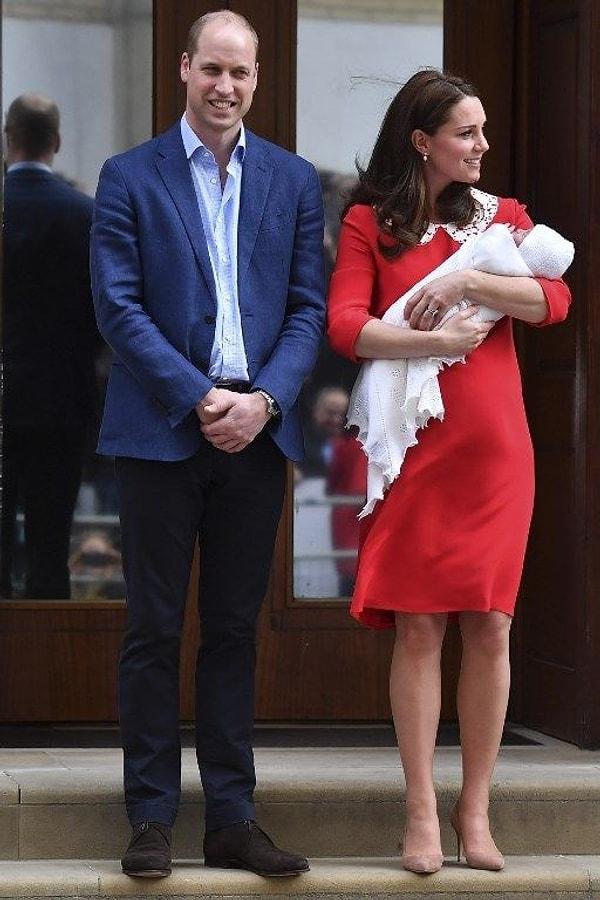 Kate Middleton ve Prens William 23 Nisan'da yerel saatle saat 11.01'de dünyaya gelen bebişlerini Kate'in doğum yaptığı hastane önünde tüm dünya ile tanıştırmışlardı.