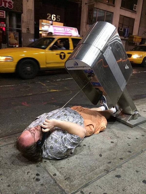 22. А вот так выглядит разговор с девушкой по телефону