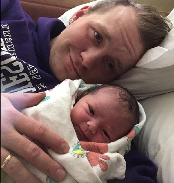 Счастливый отец выложил фотографии кормления Розалии на Facebook и увидел, что многие поддержали его в этом непростом деле! Публикация Максмаллиана собрала более 40 000 лайков и около 30 000 перепостов. После снимки стали стали вирусными. Мужчина вовсе не ожидал такой реакции интернета, но был абсолютно счастлив, что смог выйти за установленные обществом рамки. Надеемся, это вдохновит и других отцов на маленькие подвиги для своих семей.