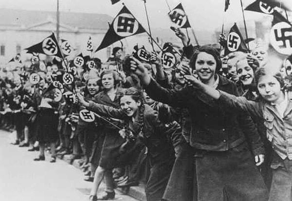 Ayaklarımızı yere basalım. Bu insanlar faşist ve kötü olduğunu düşünerek mi Hitler'i ve Nasyonal Sosyalist Alman İşçi Partisi'ni destekliyorlardı?