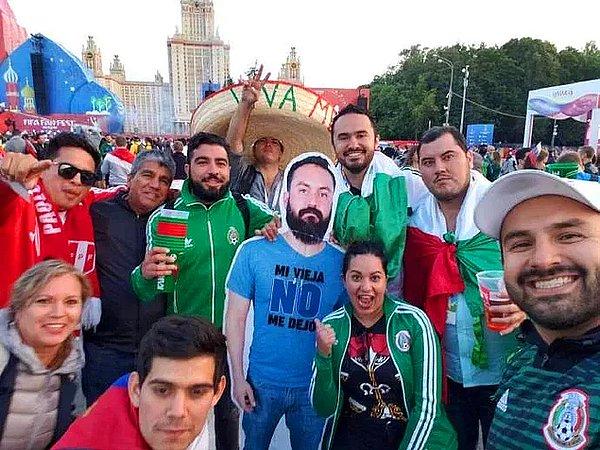 7. Dünya Kupası için eşinden izin alamayan arkadaşlarının maketini yaptırıp Rusya'ya getiren Meksikalılar.