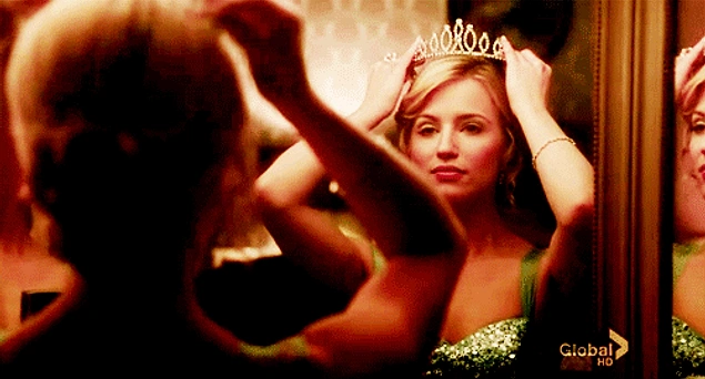 Королева гиф. Девушка в короне гиф. Поправляет корону гиф. Девушка поправляет корону.