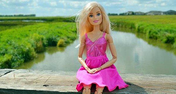Barbie Bebek Sendromu, çoğunlukla küçüklükten beri barbie bebeklerle oynayan kız çocuklarını etkileyen ve tehlikeli bir sendromdur.