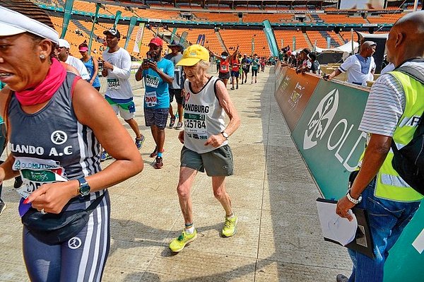 9. Şimdiye kadar birçok maratona katılmış olan 86 yaşındaki Deirdre Larkin