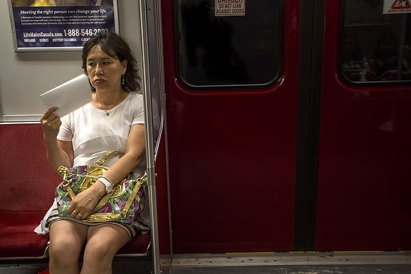 11. Пассажирка утомлена жарой в метро Торонто (Канада) 13 июля 2106 года.