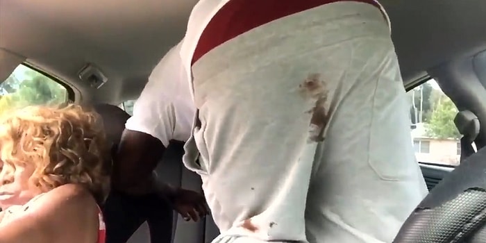 Arabanın İçine Osuruk Spreyi Sıkıp Altına Kaçırma Süsü Vererek Büyükannesine Şaka Yapan Adam