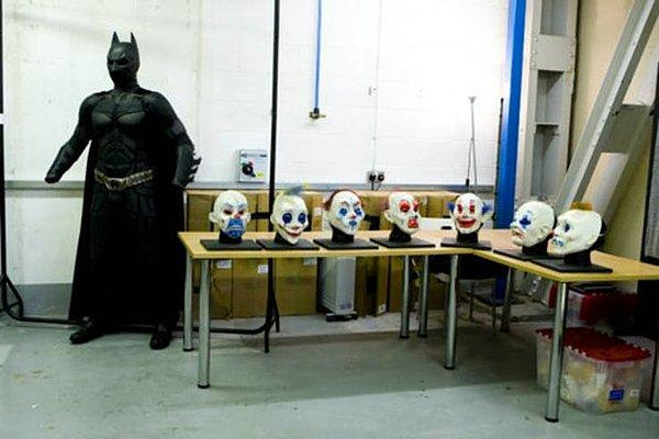 Batman kostümü ve Joker maskeleri.