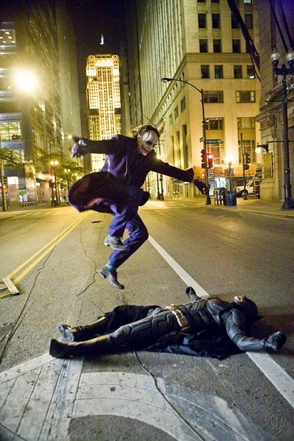 Joker'in uçarak Batman'i çiftlediği sahne. Nasıl da sıçramış ama?