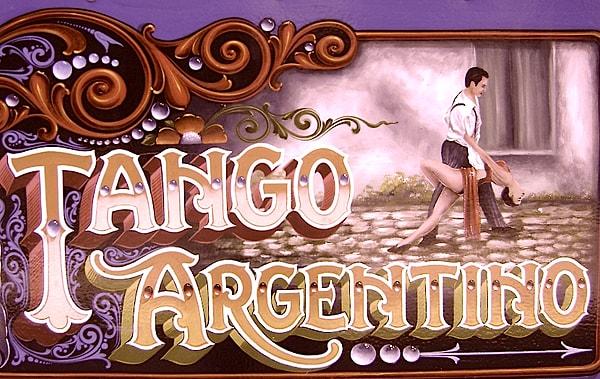 Üst sınıflar için bu haliyle Tango; elbette kabul edilemez, yoz ve bayağı bir müziktir. Sokak kadınlarının müstehcen figürleri, kenar mahalle bıçkınlarının bıçak kavgaları, henüz dans salonlarına girecek saflığa gelmemiştir.