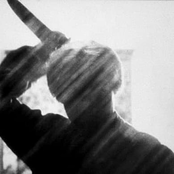 3. Фильм "Психо" вышел в черно-белом цвете, потому что Хичкока закидывали тухлыми помидорами за слишком кровавую сцену в душе.