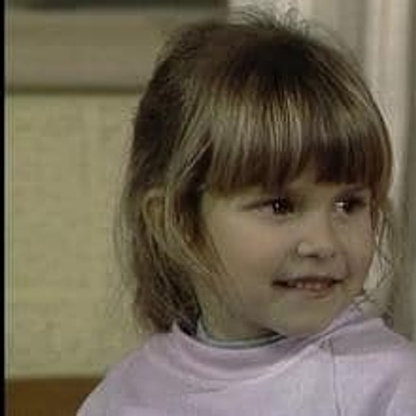 13. Джудит Барси, 10-летняя девочка, сыгравшая Энн-Мари в мультфильме «Все псы попадают в рай», трагически погибла еще до того, как ее работа появилась на экранах.