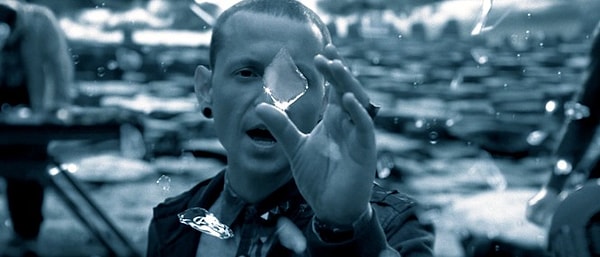 6. Linkin Park всегда были честны перед своими поклонниками. Они создавали музыку, в которой описывали борьбу со своими демонами, с давлением общества, поднимая непростые темы.