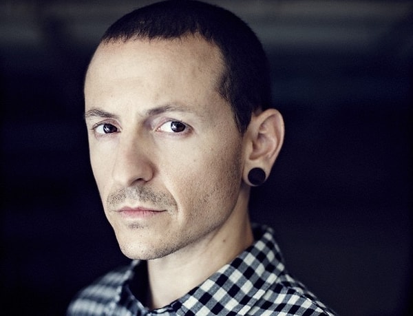 11. Сегодня по всему миру фанаты проводят акции и встречи, стремясь показать, что в психических заболеваниях нет ничего постыдного. Все это они делают в память о Честере.