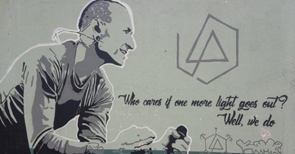 Ровно год назад умер Честер Беннингтон. Почтите его память, позаботившись о близких