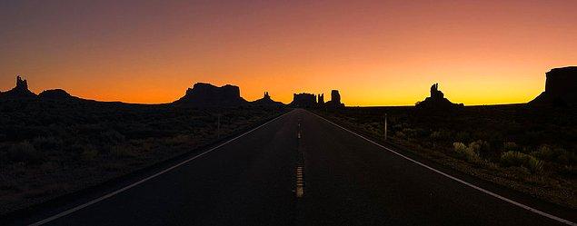 “Sunrise in Monument Valley” (Monument Vadisi'nde Gün Doğumu)