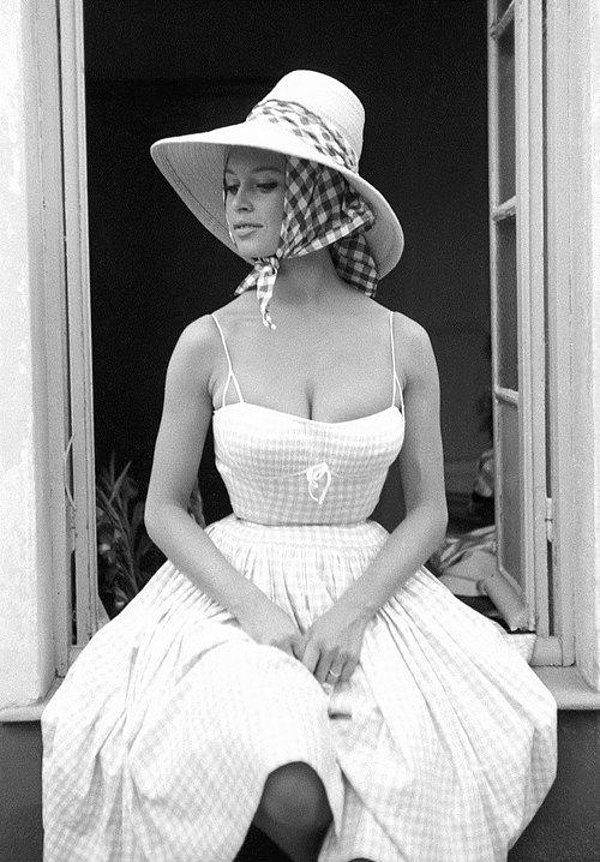 20. Ve elbette bir başka ikon: Brigitte Bardot ve imza fularları...