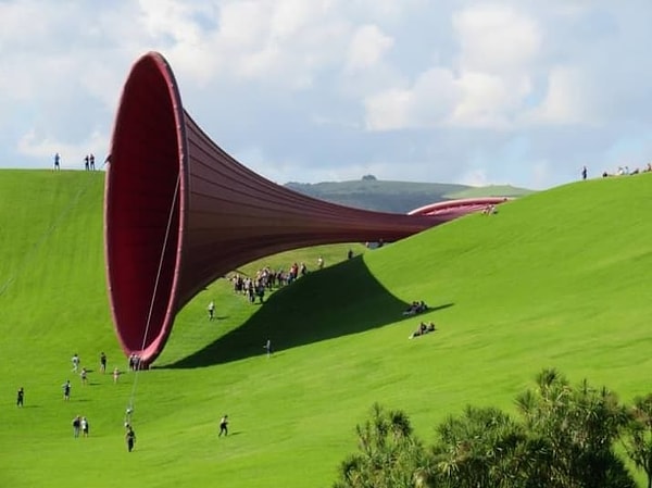 9. А вот и ещё одна странная и огромная скульптура...