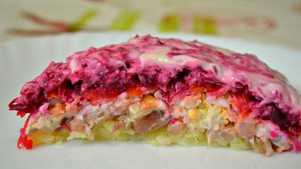 1. Знаете ли вы, с чем связано изобретение салата "Сельдь под шубой"?