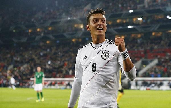 Aslen Zonguldaklı olan Mesut Özil, 15 Ekim 1988 tarihinde, Gelsenkirchen, Almanya’da dünyaya geldi.