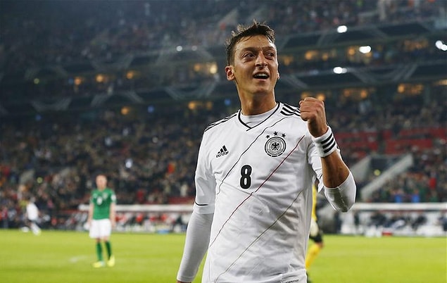 Aslen Zonguldaklı olan Mesut Özil, 15 Ekim 1988 tarihinde, Gelsenkirchen, Almanya’da dünyaya geldi.