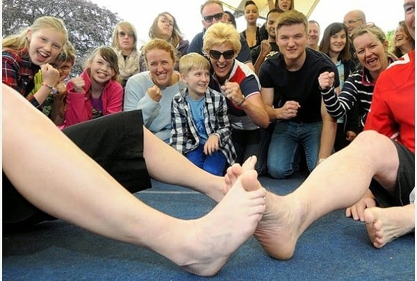 Каждый год в британском Дербишире проводятся турниры по борьбе ногами.