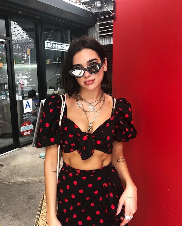 И, видимо, это очень действенная тренировка, поскольку оторвать глаза от ее пресса просто невозможно!