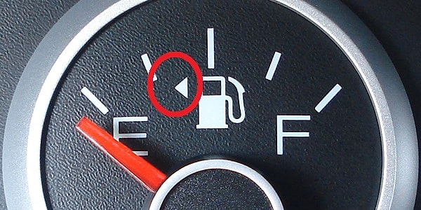 5. Зачем нужна стрелка на указателе уровня топлива?