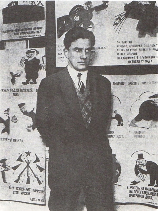 4. В моде в каждой так положено, что нельзя без пуговицы, а без головы можно.