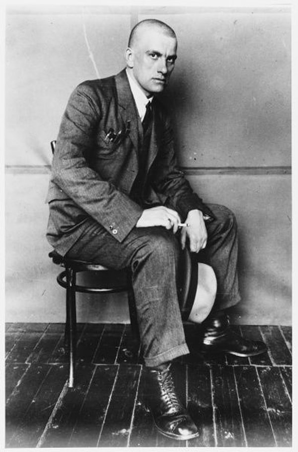 7. Вошла ты, резкая, как «нате!», муча перчатки замш, сказала: «Знаете — я выхожу замуж».