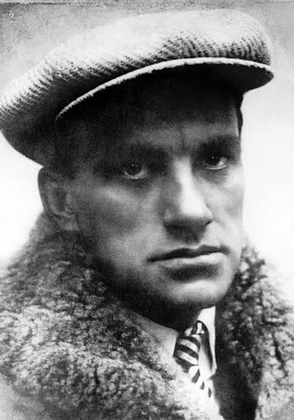 8. Лошадь сказала, взглянув на верблюда: «Какая гигантская лошадь-ублюдок». Верблюд же вскричал: «Да лошадь разве ты?! Ты просто-напросто — верблюд недоразвитый». И знал лишь бог седобородый, что это — животные разной породы.