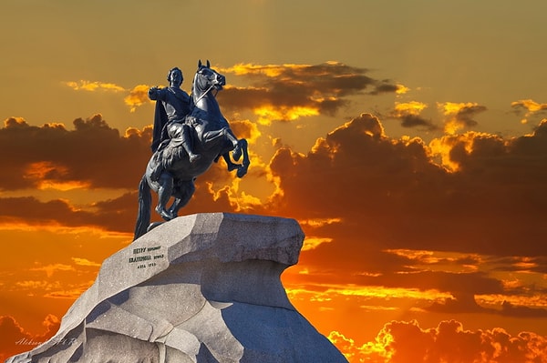 5. В каком городе России стоит памятник, который называется "Медный всадник"?