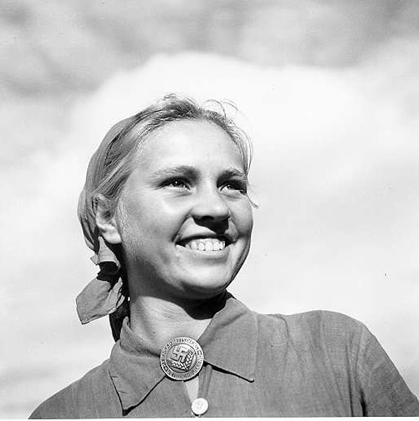 7. Портрет немецкой девушки в рабочей одежде. Восточная Пруссия. Третий Рейх. 1939 год.