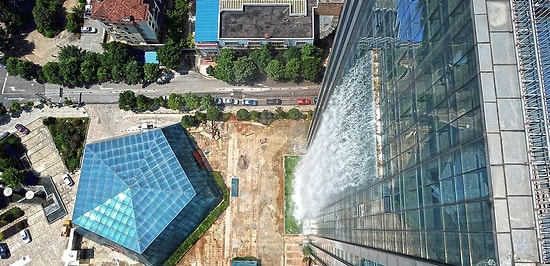 Работа под журчание воды: китайцы устроили водопад прямо в небоскребе