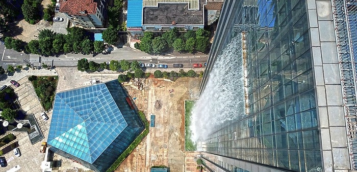 Работа под журчание воды: китайцы устроили водопад прямо в небоскребе