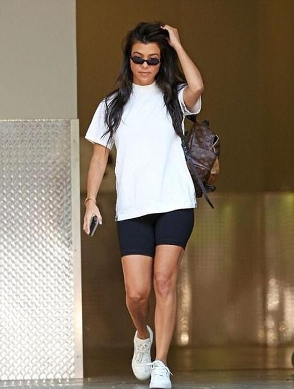 Kardashian'ların diğer bir üyesi Kourtney Kardashian da kısa tayt modasını uygulayanlardan.