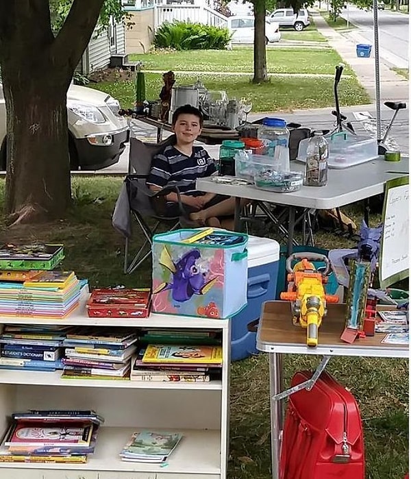 6. Мальчик собрал все свои игрушки и выставил их на продажу, чтобы собрать средства для лечения любимого добермана.