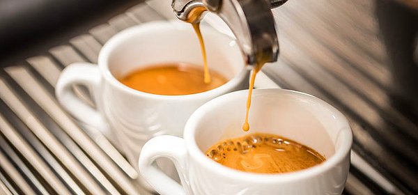 Neredeyse 500 yıl kadar sonra aynı topraklarda bazıları tarafından tartışılan şeyse, ülkedeki yabancı zincir kahve dükkanlarının sayıca çokluğu.