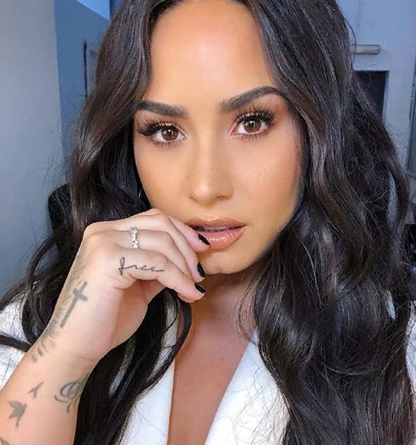 2. Ловато боролась с наркотической зависимостью с подросткового возраста. Однако она не употребляла запрещенные вещества уже 6 лет.