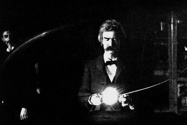 5. Mark Twain, Tesla'nın deneysel vakum lambası ile oynarken...