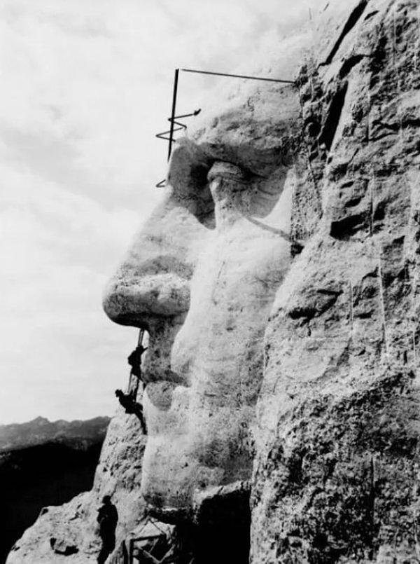 12. George Washington'un yüzü Rushmore Dağı'na kazınırken...