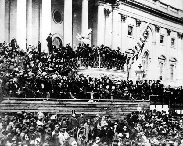 14. Abraham Lincoln, 1864'te başkanlık yeminini ederken...