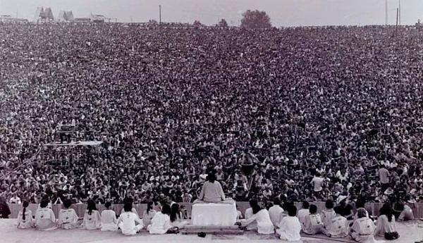 19. İlk Woodstock Festivali'nin açılışı...