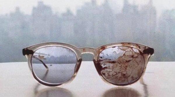 22. John Lennon, 1980 yılında New York'ta öldürüldükten sonra gözlükleri...