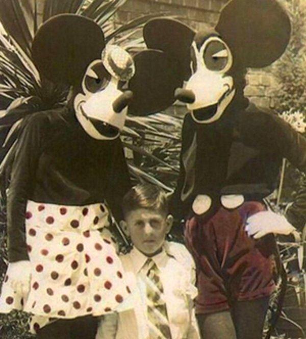 15. Korku filminden fırlamış bir Mickey ve Minnie: