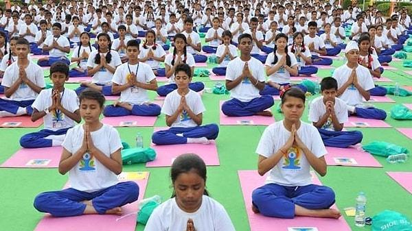 Bu aktivitelerin ardından öğrenciler yoga seansına katılıyor.