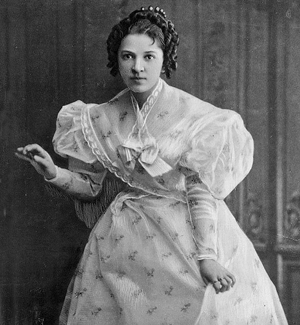 2. Как звали дочь городничего в комедии "Ревизор"?