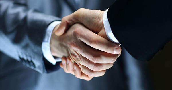 4. А правда ли, что при поцелуе люди "обмениваются" большим количеством бактерий, чем при рукопожатии?