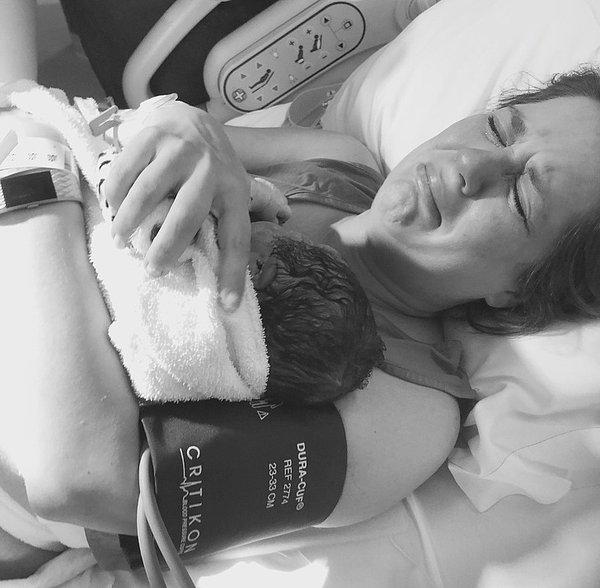15. Bir anne, 3 yıl önce ölü doğum yaptıktan sonra bugün bebeğine sarılıyor...