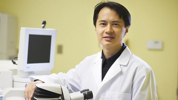 1. Нью-йоркский офтальмолог Эмиль Чинн предлагает своим клиентам необычную процедуру — вставить в глазное яблоко украшение из платины.