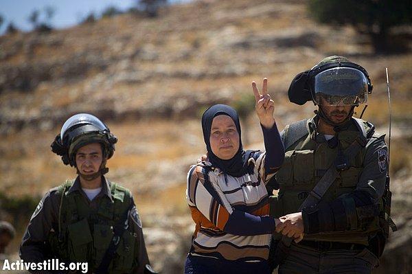 Çocuğu hakkında bilgi almaya giden anne Neriman Tamimi de Ramallah'da gözaltına alınmıştı.